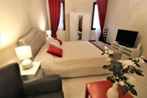 een slaapkamer met een bed en een woonkamer bij CENTRAL AND SPACIOUS APARTMENT in Venetië