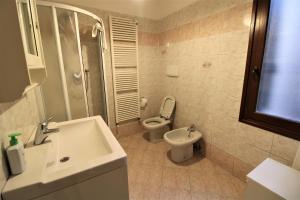 een badkamer met een toilet, een wastafel en een douche bij CENTRAL AND SPACIOUS APARTMENT in Venetië