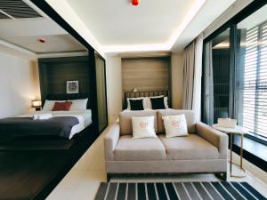 - une chambre avec un lit, un canapé et un lit dans l'établissement Circle Rein Sukhumvit 12 #1BR#Pool&Gym#Near Terminal 21#Max4, à Bangkok