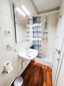y baño pequeño con lavabo y ducha. en Lujoso piso en Plaza de Toros, en Murcia