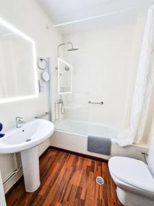 A bathroom at Lujoso piso en Plaza de Toros