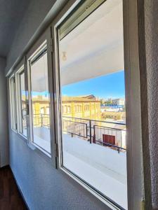 ventana en una habitación con vistas a un balcón en Lujoso piso en Plaza de Toros, en Murcia