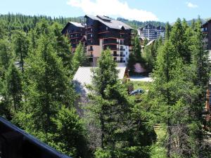 an aerial view of a apartment complex with trees at Studio 4 pers avec balcon - Animaux admis - Parking gratuit - FR-1-330-131 in Risoul