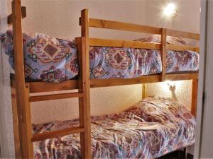 リスルにあるAppartement Risoul, 1 pièce, 4 personnes - FR-1-330-156の二段ベッド2組が備わる客室です。
