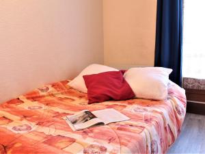 Appartement Risoul, 1 pièce, 2 personnes - FR-1-330-142にあるベッド