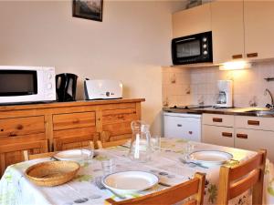 Appartement Risoul, 1 pièce, 2 personnes - FR-1-330-142にあるキッチンまたは簡易キッチン