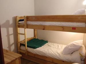 リスルにあるStudio cabine - 4 couchages, à l'entrée de Risoul 1850, proche commerces et navette gratuite - FR-1-330-176の部屋に二段ベッドがいくつかある