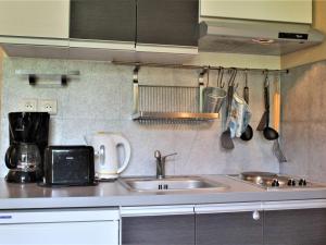 リスルにあるAppartement Risoul, 2 pièces, 4 personnes - FR-1-330-135のキッチン(シンク、カウンター、調理器具付)