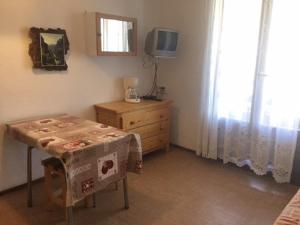 Appartement Risoul, 2 pièces, 4 personnes - FR-1-330-182にあるテレビまたはエンターテインメントセンター