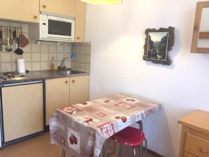 Appartement Risoul, 2 pièces, 4 personnes - FR-1-330-182にあるキッチンまたは簡易キッチン