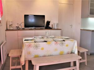 a table with a tv on top of a kitchen at Appartement 2 pièces cabine - 6 couchages - Risoul 1850 - FR-1-330-152 in Risoul