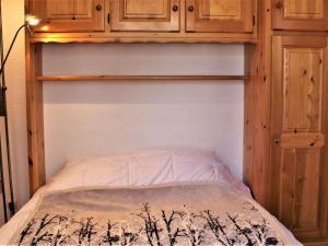 リスルにあるAppartement Risoul, 2 pièces, 5 personnes - FR-1-330-162の木製の二段ベッド(上部に木製キャビネット付)