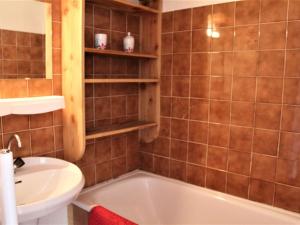 a bathroom with a toilet and a tub and a sink at Studio cosy au pied des pistes - 4 couchages - Proche ESF et commerces - FR-1-330-175 in Risoul