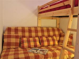 リスルにあるAppartement Risoul, 1 pièce, 4 personnes - FR-1-330-218の二段ベッド付きの客室のソファ