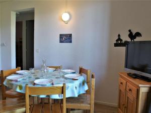 Appartement Risoul, 3 pièces, 6 personnes - FR-1-330-241にあるレストランまたは飲食店