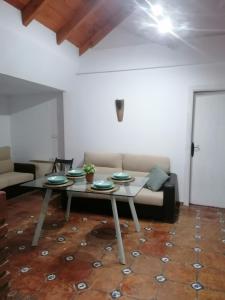 sala de estar con mesa y sofá en Apartamentos miradores de granada, en Granada