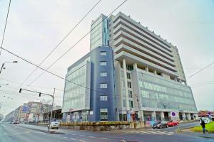 um grande edifício ao lado de uma rua em Central 700 square Fructus plaza - Eva apartment em Timisoara