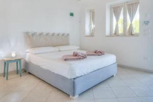 Postel nebo postele na pokoji v ubytování Ciko's Trullo by Raro Villas