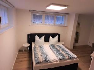 ein Schlafzimmer mit einem Bett mit weißen Kissen und einem Fenster in der Unterkunft Ferienwohnung Vaßmer in Ahlbeck