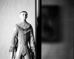 a black and white photo of a statue of a man at Event- Kultur & B&B Kunst Schloss Neuenhagen Übernachten im Denkmal in Bad Freienwalde