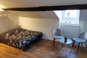Posteľ alebo postele v izbe v ubytovaní Studio sous les toits proche Paris et Versailles
