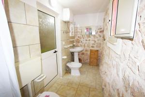 マリーナ・ディ・ペスコルーゼにあるCasa Saracinoのバスルーム(トイレ、洗面台付)