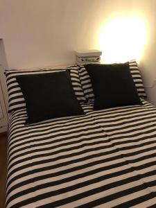 سرير أو أسرّة في غرفة في Appartamento nel Borgo