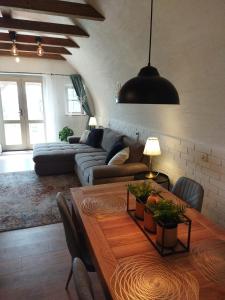 ein Wohnzimmer mit einem Tisch und einem Sofa in der Unterkunft Boti Hill Natural in Tihany