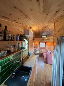 Kuchyň nebo kuchyňský kout v ubytování Zirbenholz Tiny House "Waldhauszeit" am See