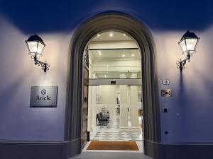 una entrada arqueada a una oficina con luces en la pared en Hotel Ariele, en Florencia