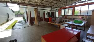 Großes Zimmer mit Küche und Wohnzimmer in der Unterkunft Vila Dinar Garden View in Lembang