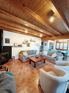 A seating area at Apartaments Cel i Fusta