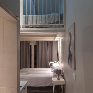 The Cradle's Rest Guest House في كروغرسدورب: غرفة نوم مع سرير بطابقين في غرفة
