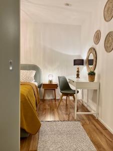 una camera con letto, scrivania e tavolo di Modernes Apartment mit besonderem Charme - 1A Guesthouse 