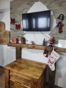 sala de estar con TV en la pared en Vikendica Čeperković #1 en Kopaonik