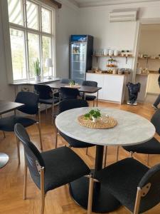 Kuchyň nebo kuchyňský kout v ubytování Adels Hotel