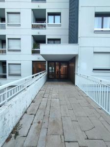 uma passagem vazia em frente a um edifício em Magnifique 3 étoiles en hyper centre avec place privée em Aix-les-Bains