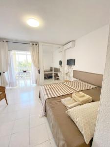 sypialnia z 2 łóżkami i salon w obiekcie 797 Holiday Rentals- Luminoso estudio en Arroyo de la Miel w mieście Benalmádena