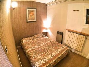 1 dormitorio pequeño con 1 cama en una habitación en Appartement Vars, 4 pièces, 8 personnes - FR-1-330B-15, en Vars