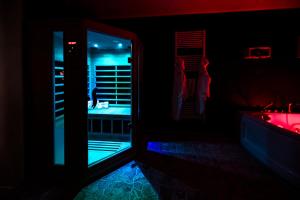 モンテジルヴァーノにあるB&B Palazzo del Toroの窓とバスタブ付きのバスルームが備わる暗い客室です。