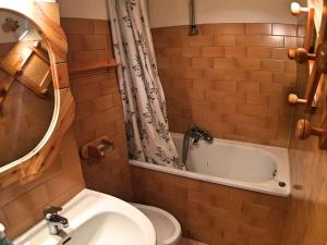 y baño con bañera, aseo y lavamanos. en Appartement Vars, 4 pièces, 8 personnes - FR-1-330B-15, en Vars