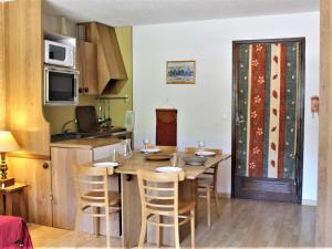 Η κουζίνα ή μικρή κουζίνα στο Studio coin montagne au pied des pistes - 4 couchages - Risoul 1850 - FR-1-330-88