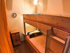 ヴァールにあるAppartement Vars, 1 pièce, 4 personnes - FR-1-330B-20の二段ベッドが備わる小さな客室のベッド1台分です。