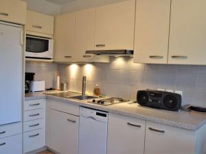 Køkken eller tekøkken på Studio 4 pers au pied des pistes à Risoul 1850 avec parking gratuit et casier à ski - FR-1-330-57 + 12 billeder