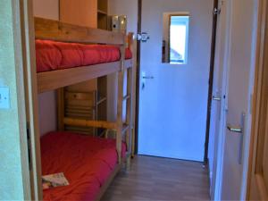 リスルにあるAppartement Risoul, 1 pièce, 4 personnes - FR-1-330-57の二段ベッド2台とドアが備わる客室です。