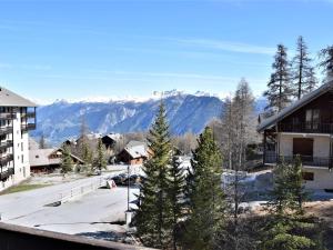 a view of a town with mountains in the background at Appartement Risoul, 1 pièce, 4 personnes - FR-1-330-57 in Risoul