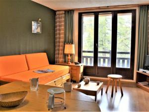 Appartement Risoul, 1 pièce, 4 personnes - FR-1-330-58にあるシーティングエリア