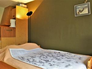 リスルにあるAppartement Risoul, 1 pièce, 4 personnes - FR-1-330-58の緑の壁、ベッド付きのベッドルーム1室