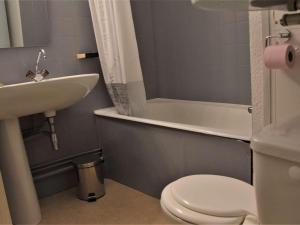 リスルにあるAppartement Risoul, 1 pièce, 4 personnes - FR-1-330-86のバスルーム(洗面台、トイレ、バスタブ付)