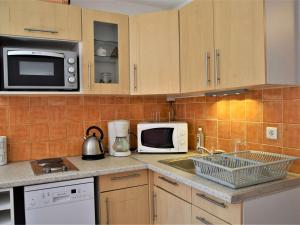 Appartement Risoul, 1 pièce, 4 personnes - FR-1-330-92にあるキッチンまたは簡易キッチン